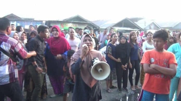 puluhan_warga_teluk_nibung_demo_limbah_pt_halindo_meluber_ke_rumah_warga