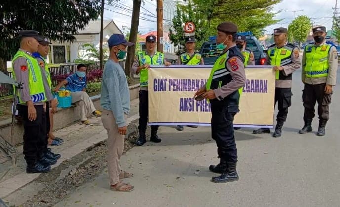 pungli_di_pinggir_jalan_dua_pria_terjaring_tim_pemburu_preman