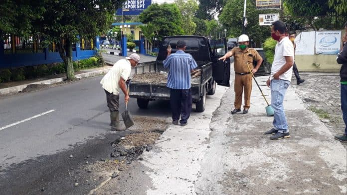 pupr_timbun_lobang_di_jalan_mh_sitorus_6_orang_sempat_jadi_korban