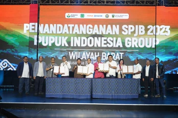 pupuk_indonesia_salurkan_pupuk_subsidi_2023_lewat_1013_distributor