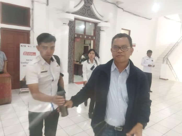 pupuk_subsidi_dijual_mahal_di_porsea_bupati_toba_janji_cabut_izin_usaha_pelaku