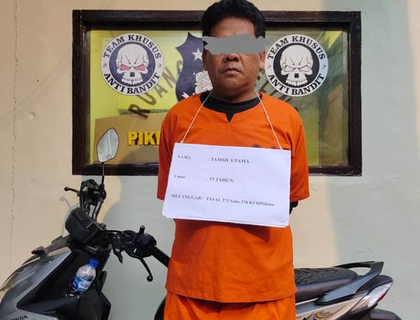 pura_pura_hendak_beli_pria_larikan_sepeda_motor_di_sidimpuan