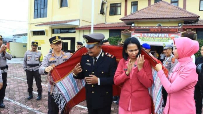 purna_bhakti_tiga_anggota_polres_samosir_dilepas_secara_hormat