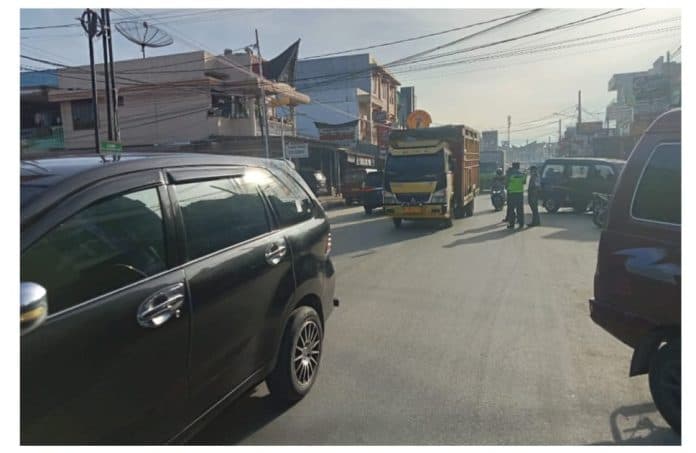 pusat_kota_balige_macet_petugas_dishub_monitoring_arus_lalulintas