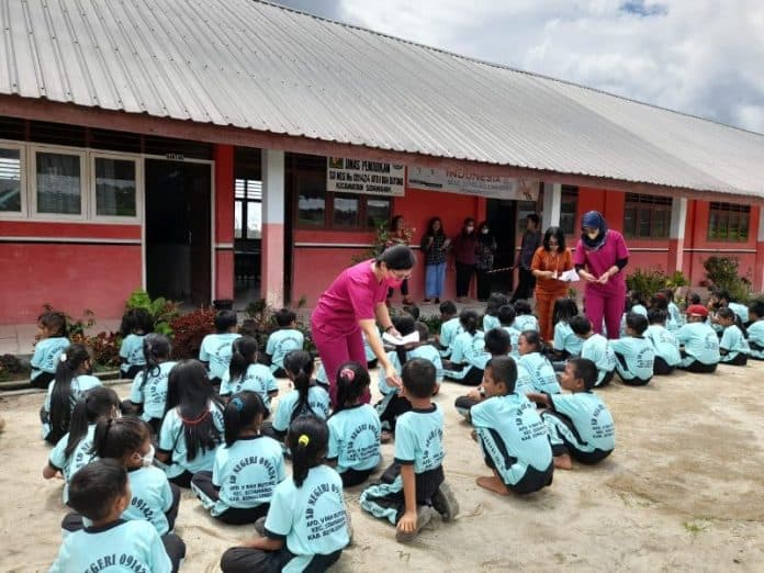puskesmas_sarimatondang_bagikan_obat_cacing_ke_murid_sd_afdeling_vi_kebun_bah_butong