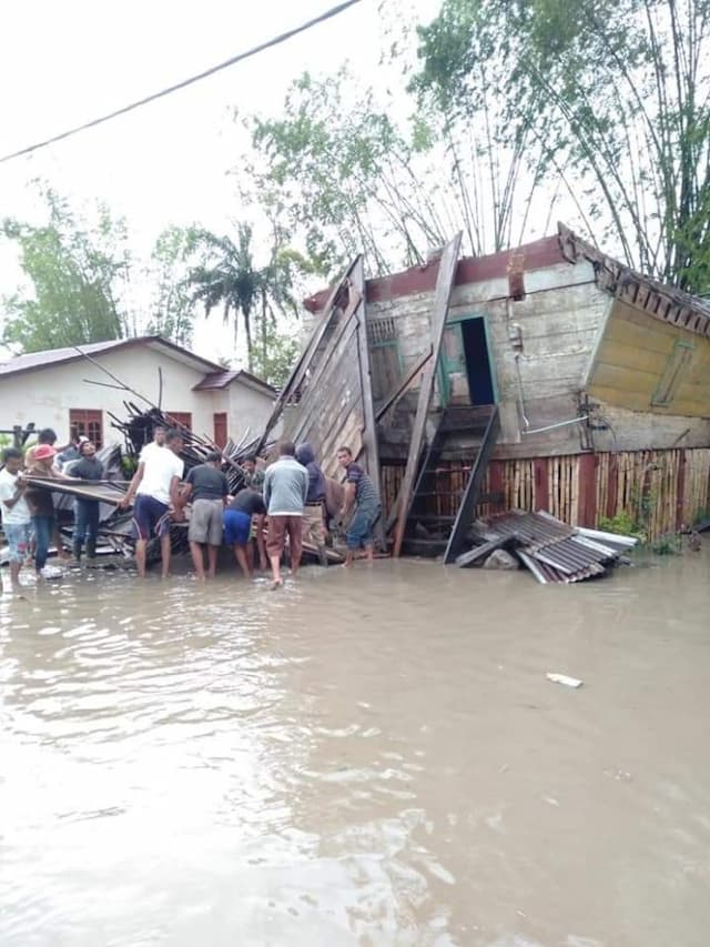 puting_beliung_hancurkan_11_unit_rumah_di_toba