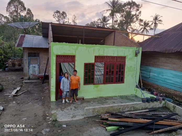 puting_beliung_hantam_bakkal_sipoltong_dairi_18_rumah_rusak