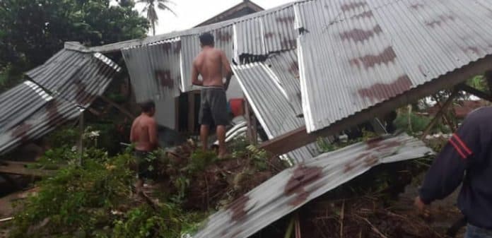 puting_beliung_landa_2_desa_di_deli_serdang_1_warga_tertimpa_tiang_wifi_dan_belasan_rumah_rusak_parah