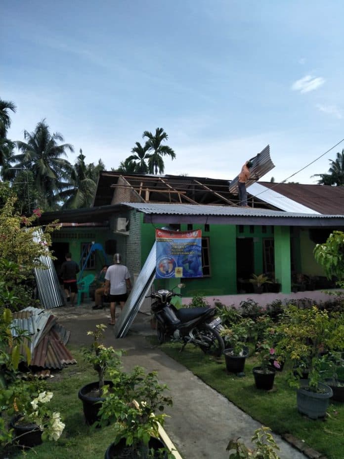 puting_beliung_terjang_254_rumah_di_percut_sei_tuan