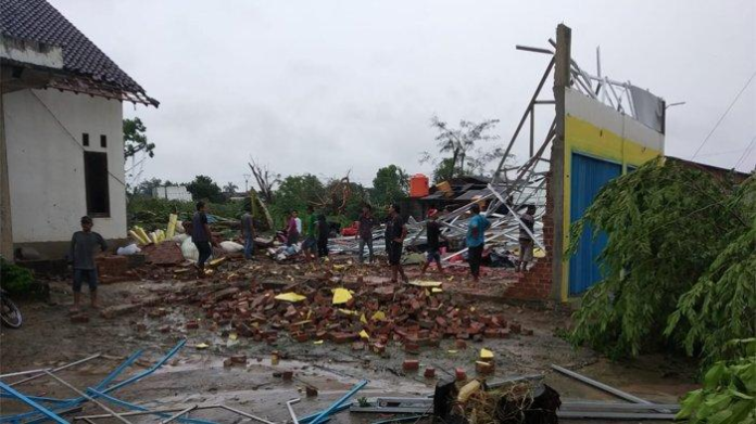 puting_beliung_terjang_lampung_ratusan_rumah_rusak_2_tewas