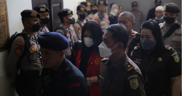 putri_candrawathi_minta_sidang_ditutup_hakim_nyatakan_terbuka_kecuali_hal_asusila