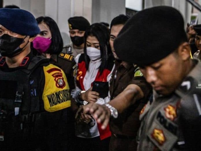 putri_candrawathi_resmi_dijebloskan_ke_lapas_pondok_bambu