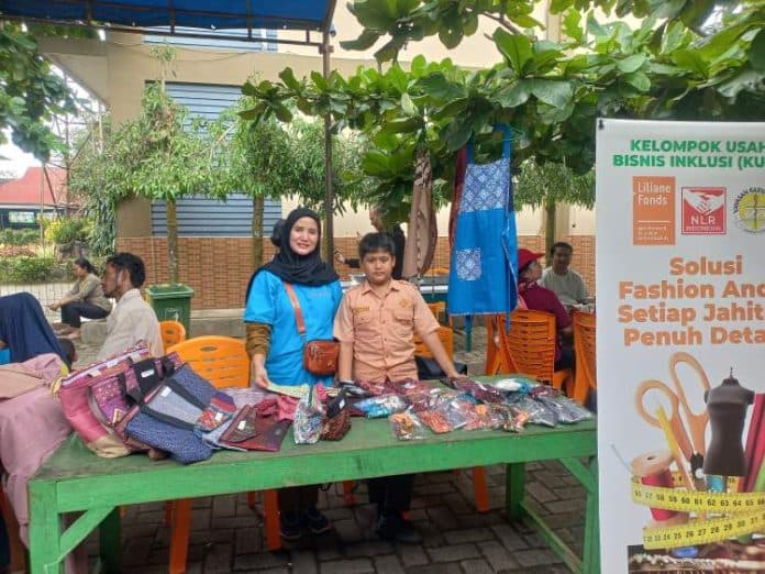 putri_penyandang_tuna_rungu_yang_menginspirasi_dengan_semangat_usaha_menjahit