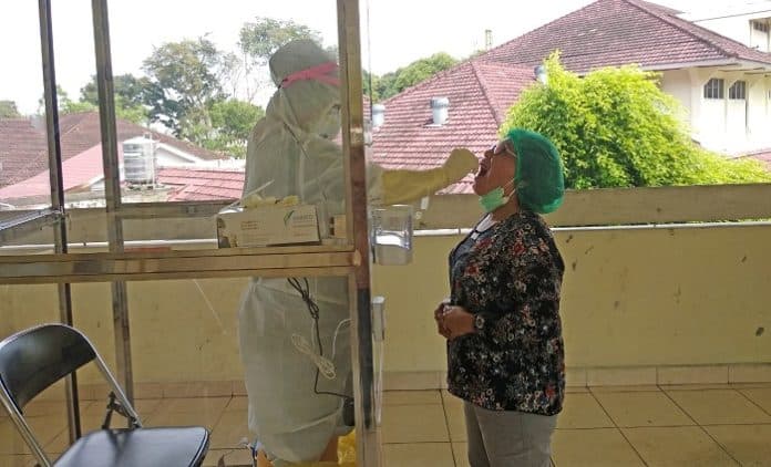 putus_rantai_penularan_covid_19_rs_adam_malik_lakukan_screening