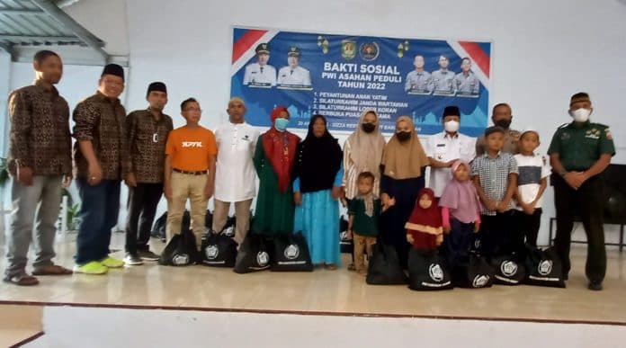 pwi_asahan_berbagi_bersama_janda_wartawan_anak_yatim_dan_loper_koran