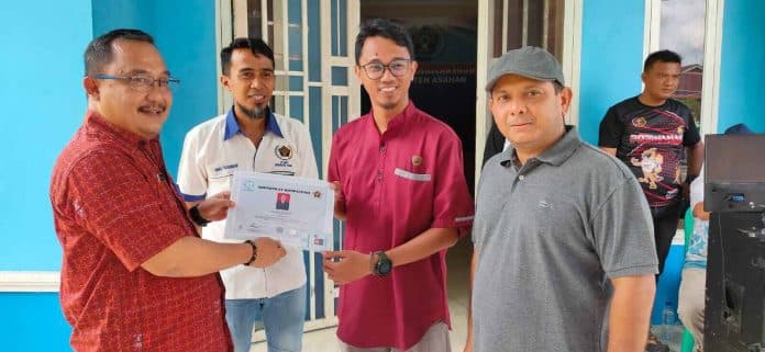 pwi_asahan_serahkan_kartu_ukw_muda_dan_madya_ke_32_wartawan