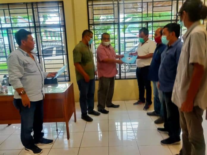 pwi_sumut_serahkan_kartu_dan_sertifikat_ukw_angkatan_31_34