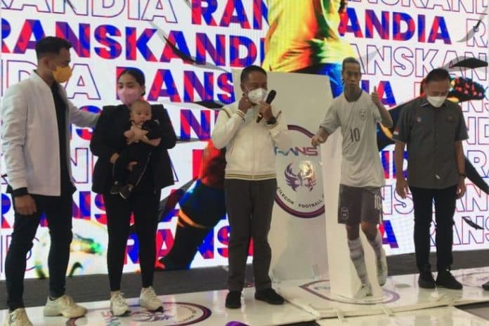 raffi_ahmad_datangkan_ronaldinho_resmi_teken_kontrak_dengan_rans_cilegon