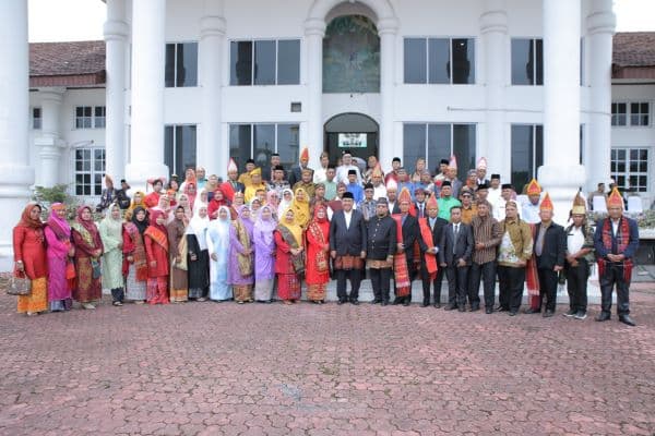 ragam_pakaian_adat_meriahkan_peringatan_hardiknas_2024_di_asahan