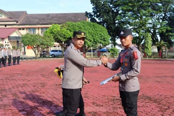 raih_medali_perak_di_ekshibisi_pon_xxi_bripka_gewinnsohn_terima_penghargaan_dari_kapolres_nias
