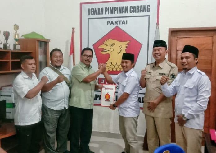 raja_manalu_serahkan_berkas_pendaftaran_balon_bupati_tapteng_ke_gerindra