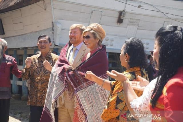 raja_willem_alexander_dan_ratu_maxima_cerruti_dihadiahi_kain_ulos_pinunsaan