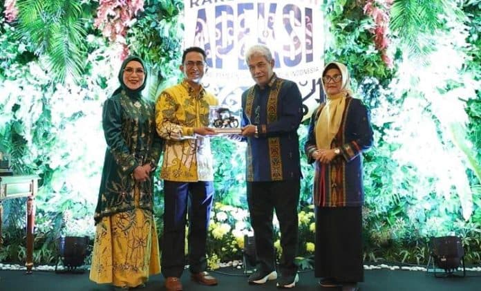 rakernas_apeksi_di_balikpapan_wali_kota_susanti_berikan_cenderamata_khas_siantar