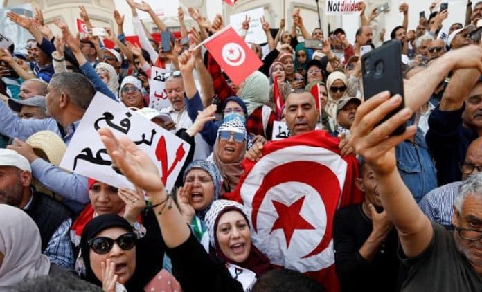 rakyat_tunisia_menentang_referendum_konstitusi_baru