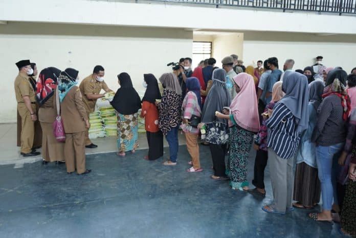 ramadan_berbagi_1000_kaum_dhuafa_di_kisaran_terima_beras