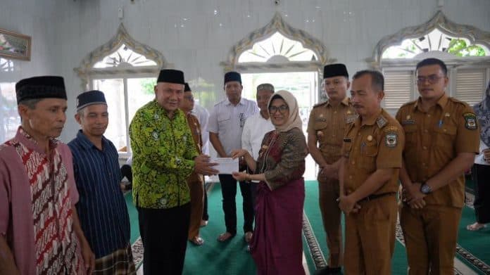 ramadhan_berbagi_perumda_tirtauli_bersama_wali_kota_susanti_dewayani_salurkan_bantuan_ke_masjid