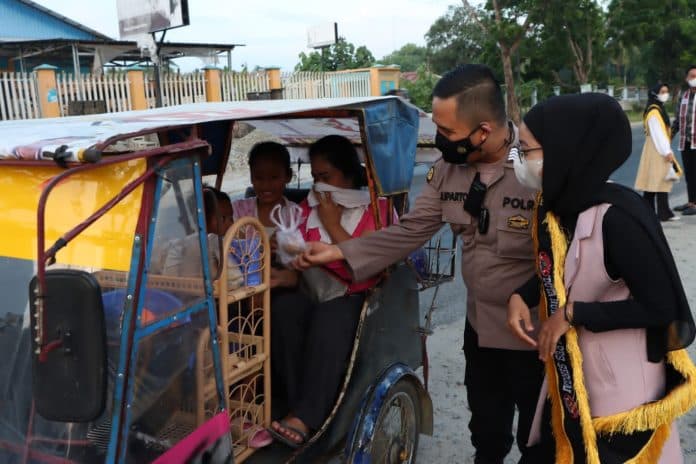 ramadhan_polres_sergai_bagi_takjil_di_jalan_sei_rampah
