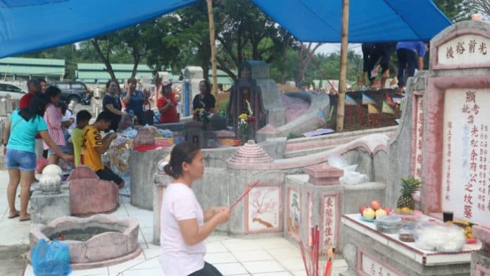ramai_umat_buddha_ziarah_kubur_dan_sembahyang_ceng_beng_di_asahan