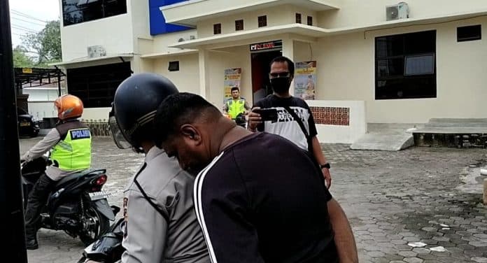 rampas_handphone_wna_pria_ini_dibawa_ke_polrestabes_medan