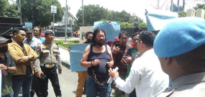 rantai_tangan_dan_kaki_pria_lansia_asal_simalungun_datangi_polda_sumut