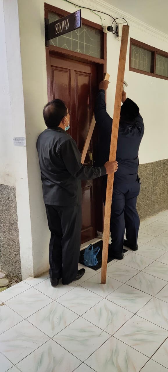 rapat_paripurna_dprd_humbahas_berujung_aksi_penyegelan_ketua_dprd_humbahas_rapat_itu_ilegal