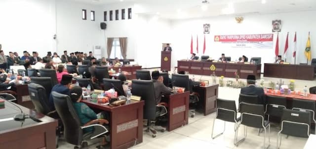 rapat_paripurna_dprd_samosir_berlangsung_panas