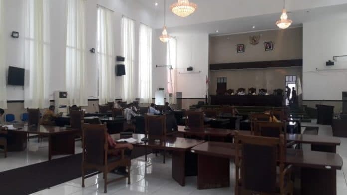 rapat_paripurna_dprd_siantar_kembali_molor_lagi