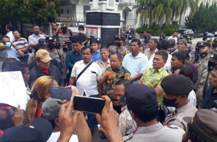 rapat_paripurna_hak_angket_digeruduk_massa_ini_tanggapan_ketua_dprd_siantar