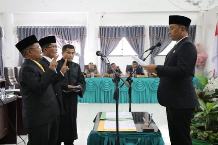 rapat_paripurna_paw_dua_anggota_dprd_toba_protes