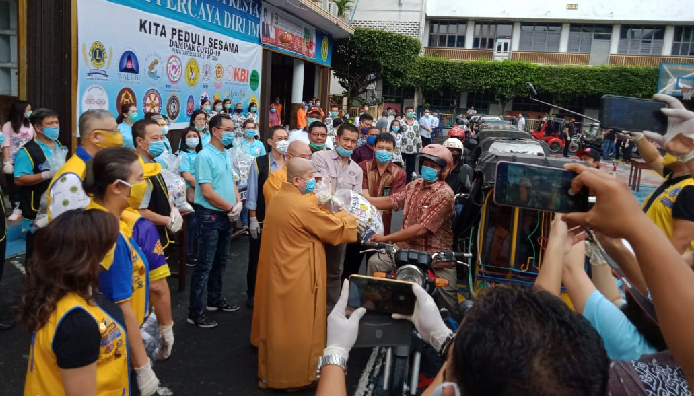 ratusan_abang_becak_siantar_dapat_1000_paket_sembako_di_sultan_agung