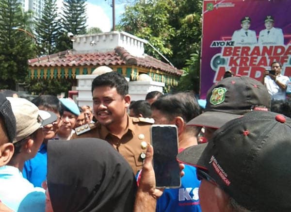 ratusan_buruh_demo_di_balai_kota_medan_tuntut_umk_naik_15_persen