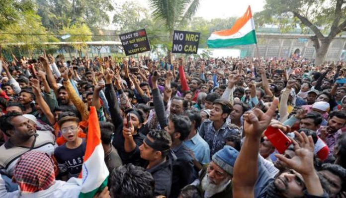 ratusan_buruh_pabrik_iphone_mengamuk_di_india