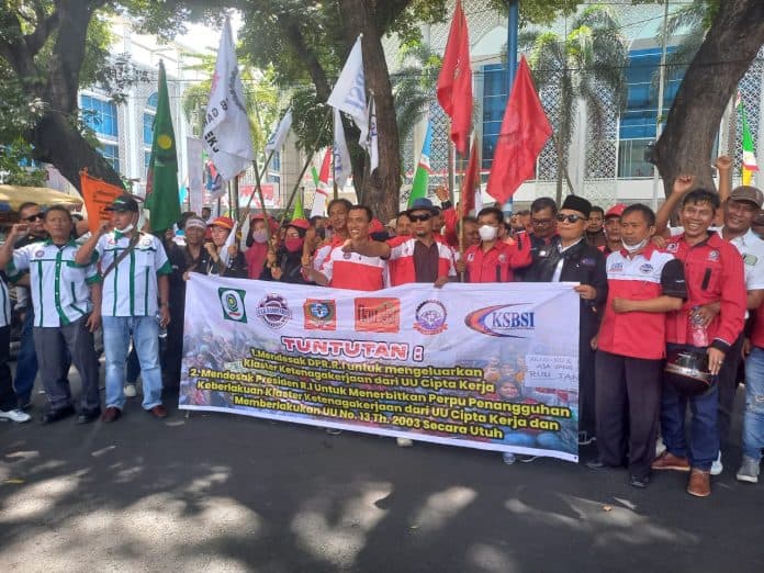ratusan_buruh_unjuk_rasa_minta_presiden_cabut_uu_cipta_kerja
