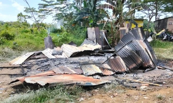 ratusan_diduga_geng_motor_anarkis_di_selambo_rumah_warga_dibakar_dan_dihancurkan