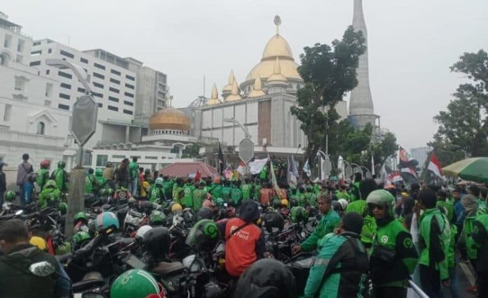 ratusan_driver_ojol_geruduk_kantor_gubernur_sumut