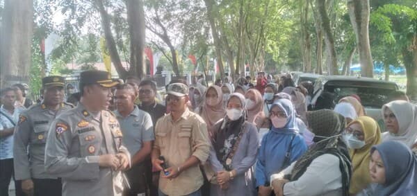 ratusan_guru_demo_minta_polres_langkat_tahan_pemalsu_surat_pernyataan_pppk
