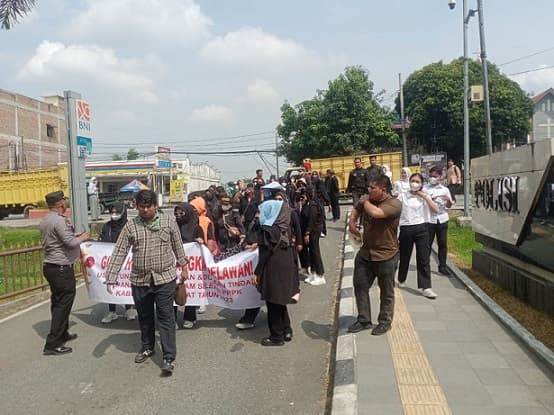 ratusan_guru_honorer_asal_langkat_gelar_aksi_di_polda_sumut