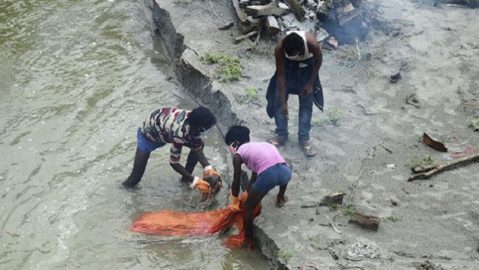 ratusan_jenazah_covid_19_mengambang_di_sungai_gangga_india