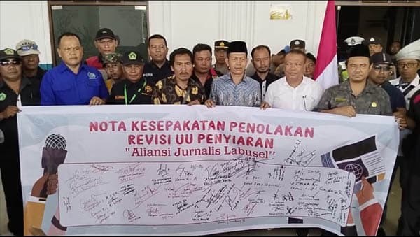 ratusan_jurnalis_labusel_unjuk_rasa_tolak_revisi_uu_penyiaran