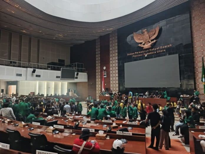 ratusan_mahasiswa_duduki_ruang_rapat_paripurna_dprd_sumut